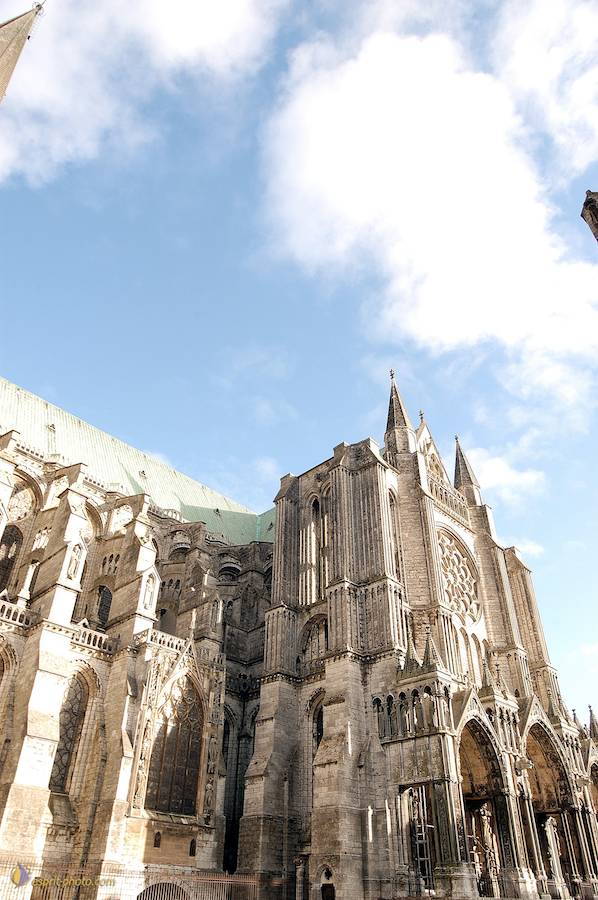 Nom de l'image : D1119971-nef-01_(c)Norbert-JUNG — Description :  PËlerinage de Chartres 2004